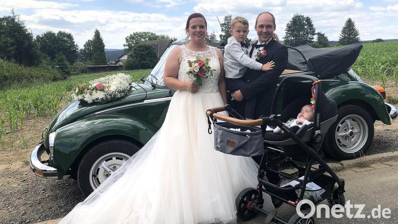 Zusammen mit Söhnchen Felix feierten Antonia (geborene Kraus) und Christoph Heindl ein doppeltes Familienfest. Taufen ließ man in der Kreuzbergkirche in Wiesau den kleinen Benedikt (im Kinderwagen). Bild: wro