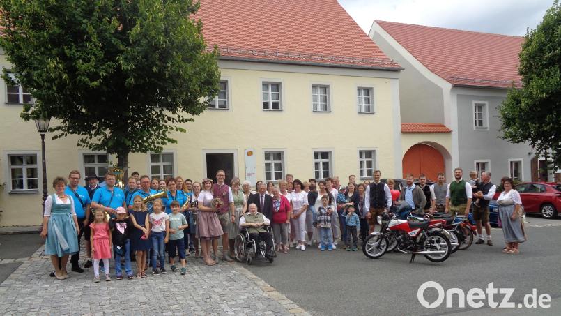Das Brautpaar inmitten ihrer Gäste: Blaskapelle, Arbeitskollegen, Stammtischfreunde und Bürgermeisterin Sonja Meier gratulieren. Bild: amö