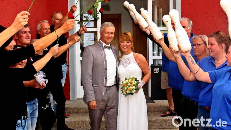 Links gratuliert das Pirker Brettl mit roten Rosen und rechts die Kegelgruppe den Dobners im Spalier. Bild: zer