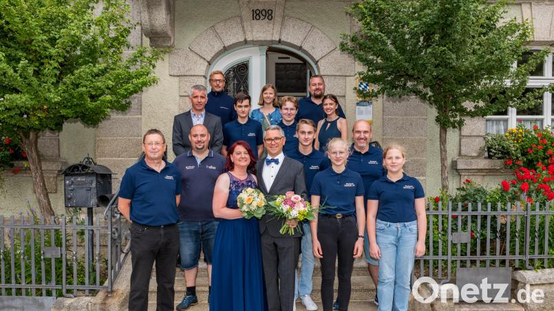 Musikerkollegen der Blaskapelle Thanhausen um Vorsitzenden Klaus Sladky (vorne links) und Dirigent Alexander Franz (Zweite Reihe, rechts) gratulierten dem Brautpaar Toni Freundl und Kirstin Härtl zur standesamtlichen Hochzeit. Bild: Wolfgang Schwamberger/wms