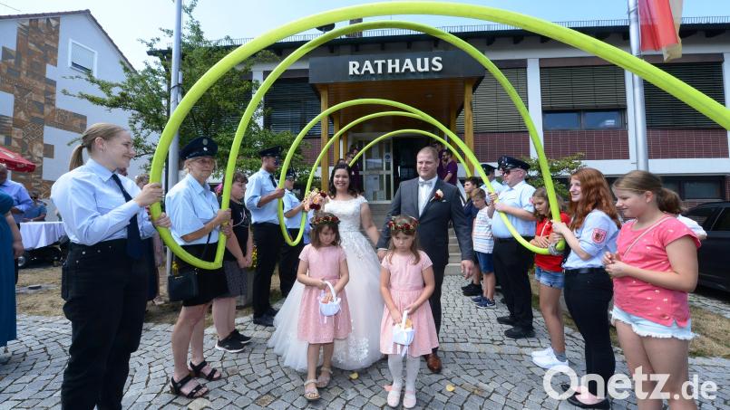 Viele Gratulanten lassen Christoph Ammer und Lydia Adam hochleben. Bild: bey