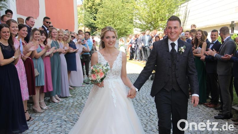 Freudestrahlend genießen Theresa und Sebastian Grillmeier den Applaus der Hochzeitsgäste. Bild: kro
