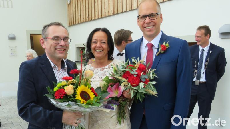 Der Zweite Vorsitzende der Freien Wähler und Zweiter Bürgermeister Konrad Adam gratuliert dem frisch angetrauten Ehepaar Michaela und Bernhard (von links). Bild: adj
