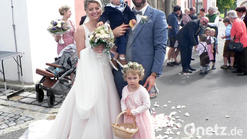 Die Sonne strahlt vom weiß-blauen Himmel, als sich Therese und Michael Ritter in der Klosterkirche in Speinshart das Ja-Wort geben. Stammhalter Toni ist stolz auf seine Eltern. Zusammen mit seiner Cousine streut er Blumen für die Frischvermählten. Bild: lep