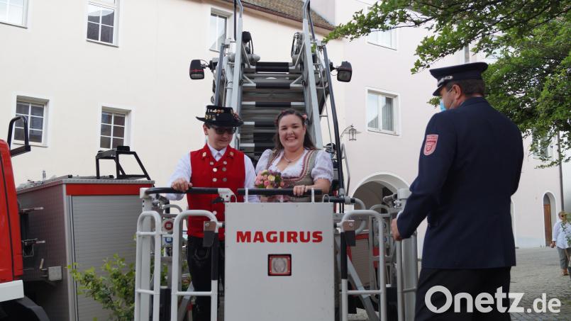 Hier war das Brautpaar noch auf dem Boden, aber schon bereit zum Abheben. Bild: Walter Schlenk