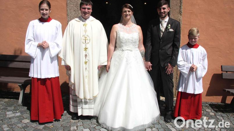 Lisa Heindl und Florian Rosner gaben sich in der Kreuzbergkirche vor Pfarrer Maximilian Roeb das Ja-Wort. Bild: wro