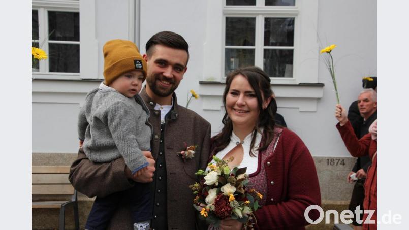 Freude pur bei Mona und Yannick Schiml und ihrem Sohn Henri nach der standesamtlichen Trauung vorm Rathaus in Waldsassen, wo das Paar von von vielen Gratulanten erwartet wurde. Bild: kro