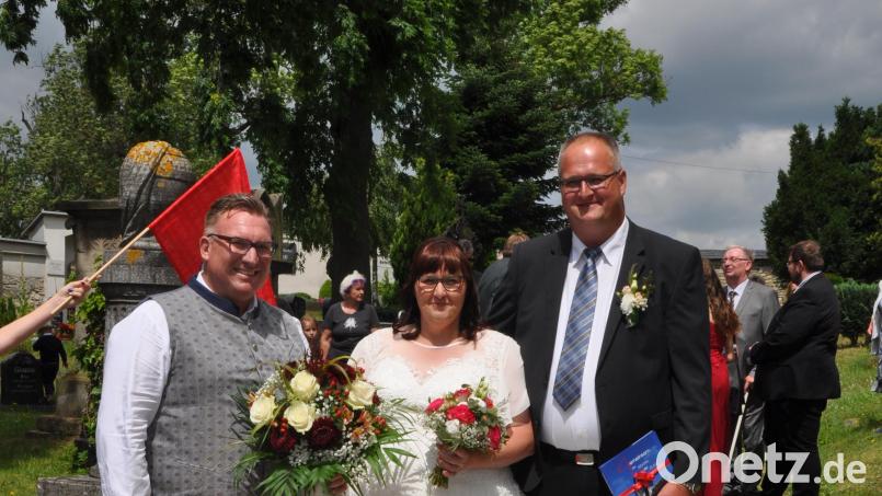 Fanclub-Vorsitzender Patrick Kopp beglückwünscht Andrea und Sandro Friedrich zur Hochzeit (von links). Bild: Patrick Kopp/exb