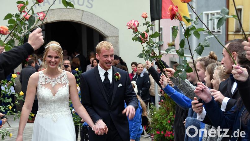 Vom Prinzenpaar zum Brautpaar: Catharina Lindner und Andreas Müller finden in der fünften Jahreszeit zueinander und sind bald auch außerhalb des Faschings ein Paar. Bild: bgm