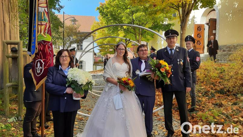 Das Brautpaar Alexandra und Dominik Scharl freute sich über die guten Wünsche der Feuerwehr Hannesried Bild: Schultes/exb