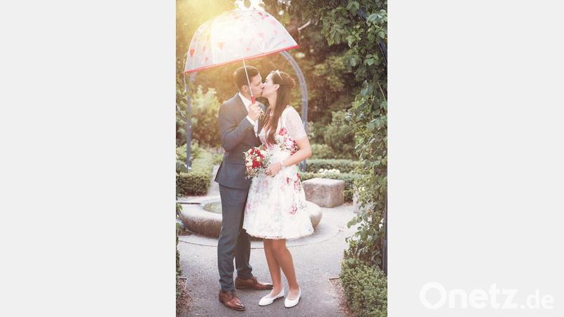 Sie lassen sich gegenseitig nicht im Regen stehen. Dominic Kühn und Kathrin Weiß gaben sich bei strömenden Regen das Jawort Bild: Kathrin Weiß