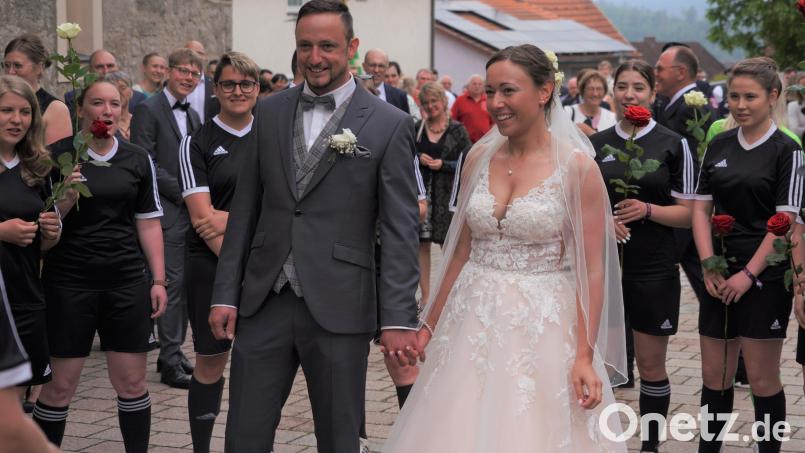 Die Fußballerinnen des TSV Flossenbürg gratulieren ihrer Mittelfeldspielerin Johanna und dem Bräutigam Georg nach der Trauung am Flossenbürger Kirchplatz. Bild: fvo