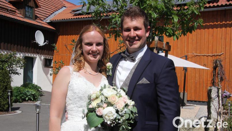 Ein glückstrahlendes Brautpaar: Karina und Markus Stock bei der Hochzeitsfeier im „Mühlenhof“ bei Mähring. Bild: kro