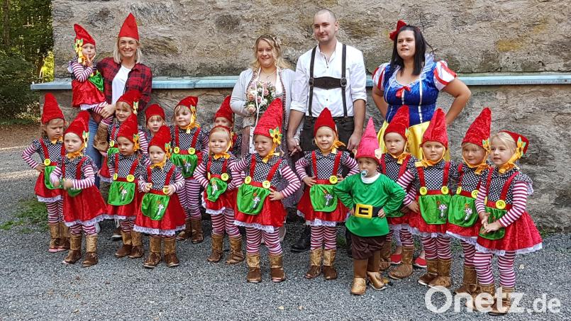 Die Bambini-Garde des TuS Mitterteich überraschte das Brautpaar Daniela und Sascha Joneitis (Mitte) mit einem Auftritt zu ihrer Hochzeit. Repro: jr