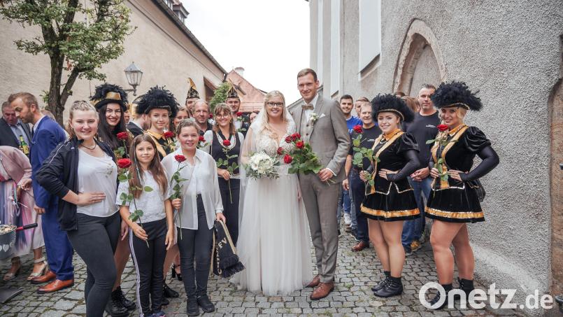 Vereinsmitglieder von Fußball- und Faschingsverein freuen sich mit den Brautleuten Sven Kopp und Melissa Spies. Bild: Franz Huettner