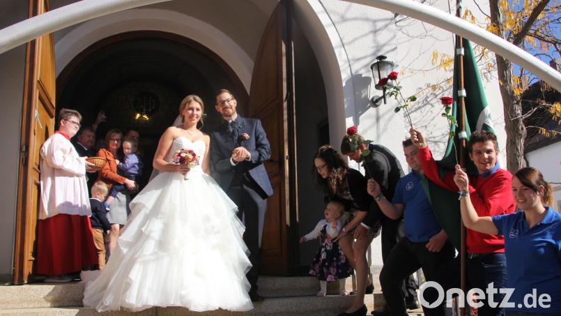 Teresa und Markus Dietz beim Verlassen der Stadtpfarrkirche St. Nikolaus. Bild: kro