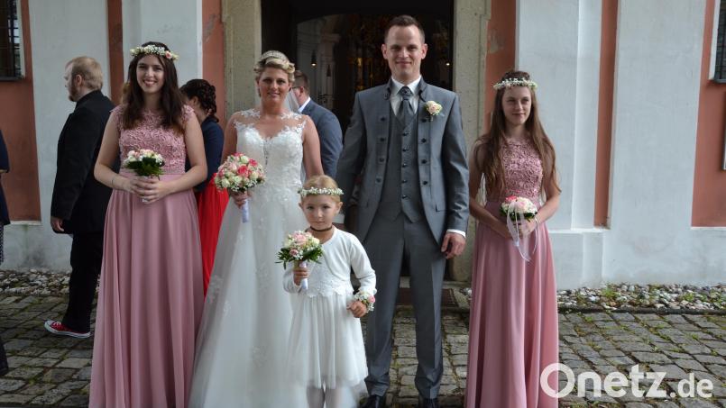 Kerstin Nagler, geboren Kick, und Josef Nagler heiraten in der Wieskirche. Pfarrer Alfons Forster aus Michldorf traut das Paar. Bild: gi