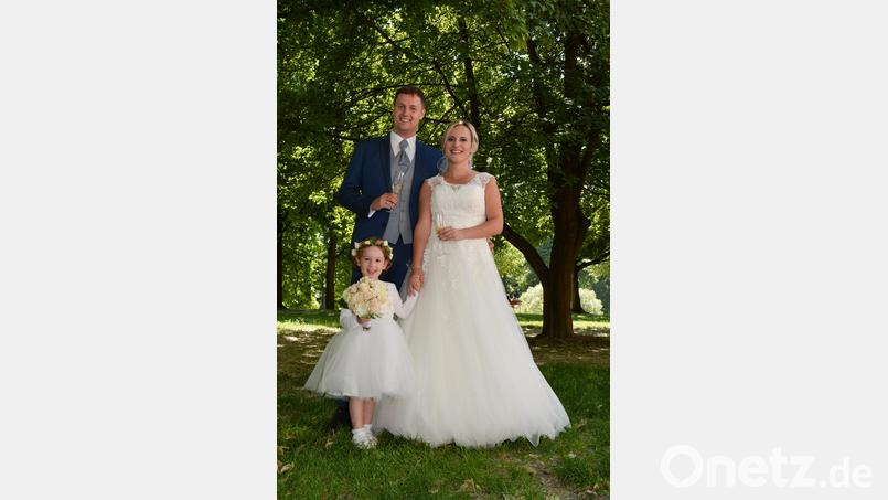 André und Kathrin Küspert, hier mit Brautkind Lea, schlossen den kirchlichen Bund der Ehe. Bild: exb