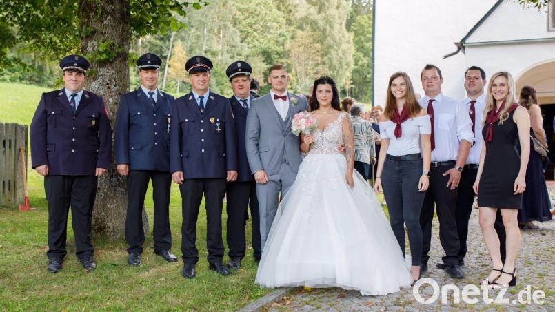 Nach der kirchlichen Trauung überbrachten die Freiwillige Feuerwehr Großenschwand sowie die KLJB Großenschwand dem Brautpaar ihre Glückwünsche. Bild: Nicole Fischer