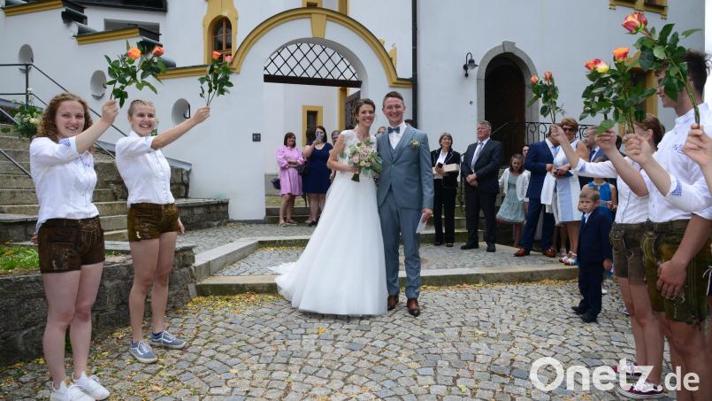 Glücklich strahlend durchschreiten Manfred und Lena Reil das Spalier der KLJB Waldthurn. Bild: bey