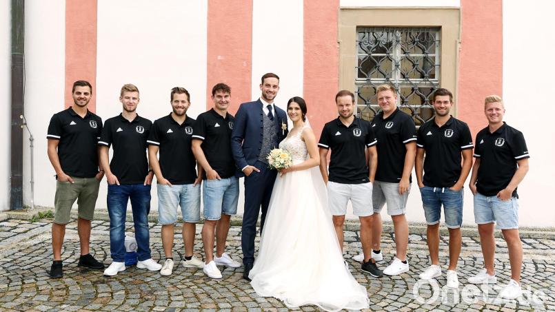 Die Mannschaftskameraden des SC Kirchenthumbach gratulierten Kristin und Florian nach der kirchlichen Trauung recht herzlich und wünschten alles Gute für den gemeinsamen Lebensweg und viel Freude mit Nachwuchs Luis. Bild: exb: Eva-Maria Windisch