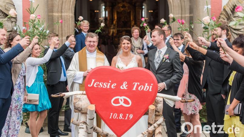 Jessica Reichenberger und Tobias Hahn wurden von ihren Freunden mit Rosen empfangen. Bild: fpoz