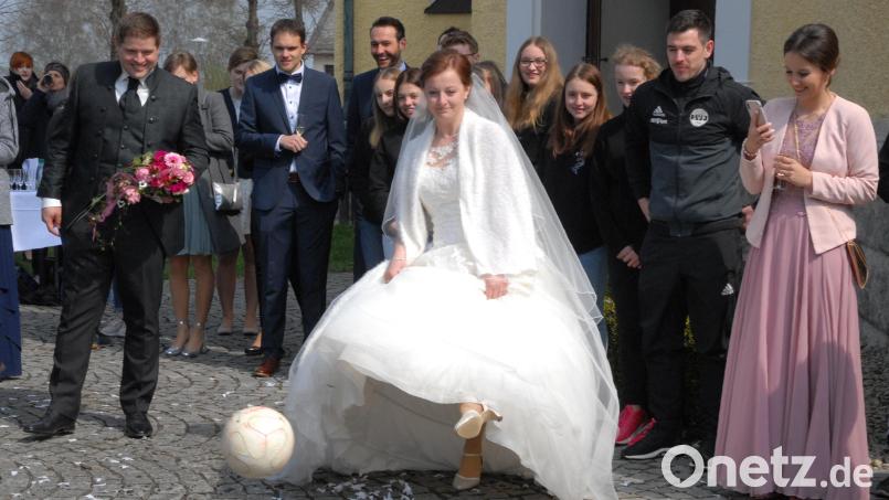 Nach der Trauung von Cornelia Hess und Thomas Krapfl durfte sich die Braut auch als Fußballerin versuchen. Bild: gbj