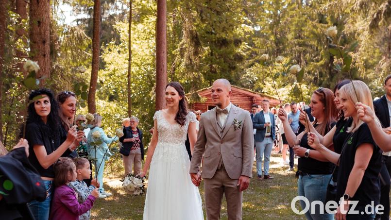 Am Hackelstein in Fuchsmühl sagten Ilona Heindl und Daniel Hösl einander Ja. Angehörige und Freunde gratulierten. Bild: Katharina Eckstein/exb