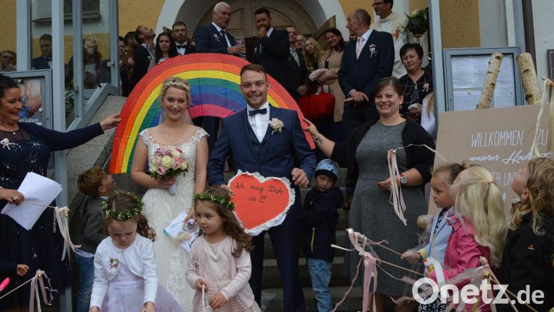 Die Kolleginnen und Kinder vom Kinderhaus Schönsee ließen das Paar nach der Messe einen Regenbogen durchschreiten. Bild: bej
