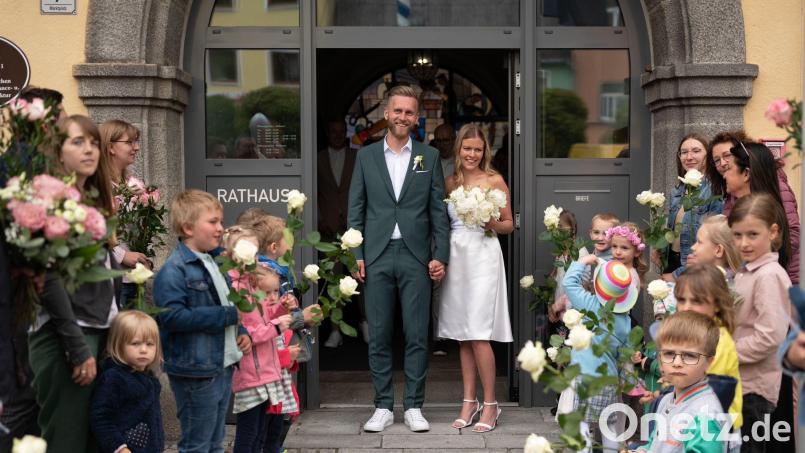 Katharina Forster und Felix Frank schließen im Vohenstraußer Rathaus den Bund der Ehe. Kindergartenkinder warten mit weißen Rosen vor dem Portal und empfangen das junge Paar. Bild: Birgit Zant/exb