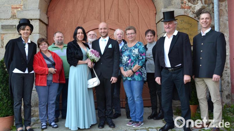 Brigitte Geilersdorfer und Florian Sieder haben auf Schloss Burgtreswitz vor dem Standesbeamten Sebastian Sperl (rechts) geheiratet. Nachbarn und Freunde überraschten das Brautpaar und gratulierten. Bild: gi