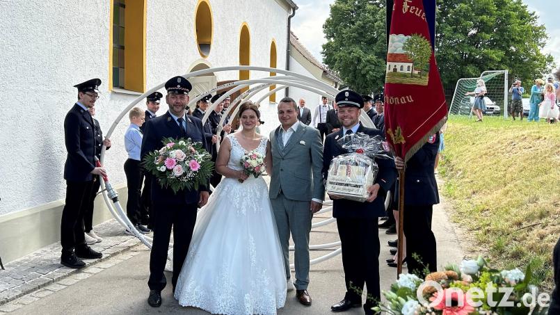 Die Feuerwehr sorgte vor der Kirche für eine Schlauchspirale. Die Braut Martina Gürtler und ihr Bräutigam Ferdinand Lintl sind beide aktive Mitglieder. Bild: Norbert Kopp/exb