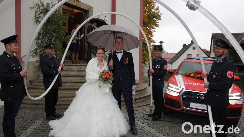 Alexandra und Markus Göhl beim Verlassen der Pfarrkirche St. Katharina. Die Feuerwehr Mähring erwartete das Brautpaar im Ehrenspalier. Bild: kro