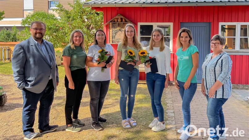 Bürgermeister Hans Walter (von links) mit Erzieherin Alessa Friedrich, Janina Tilp, Silke Kiefer, Paula Ring, stellvertretender Einrichtungsleiterin Cindy Lautner und Einrichtungsleiterin Ulrike Hederer. Bild: Gemeinde Kastl bei Kemnath/exb