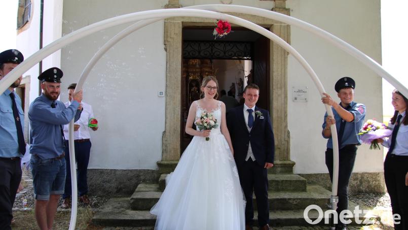 Die Feuerwehr Dippersreuth erwartete Sabrina und Rainer Mark vor der Jakobuskriche in Marchaney im Ehrenspalier. Bild: kro