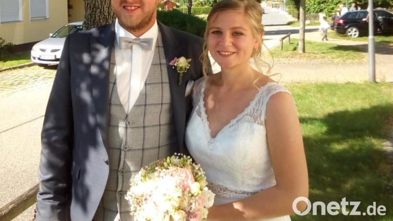 Mit weißen Tauben ins Eheglück: Fabian Luber und Romina Stark. Bild: bk