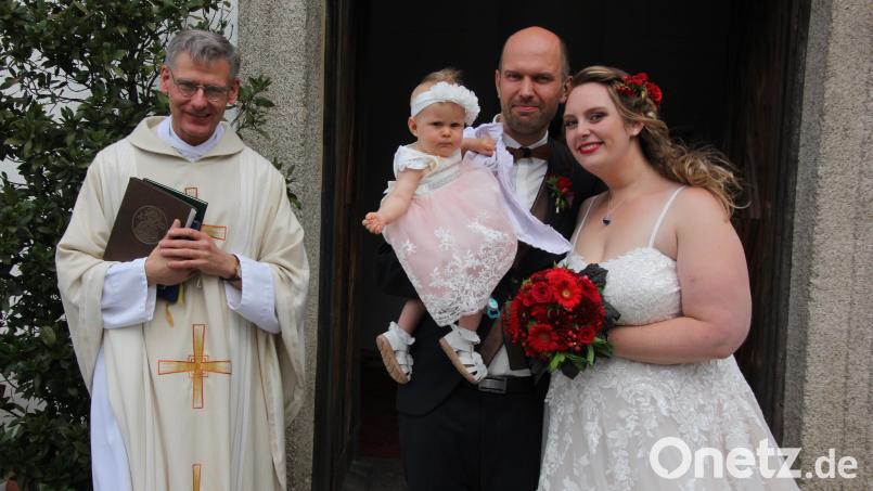 Tamara Härtl und Florian Pamler gaben sich in der Kapplkirche das Jawort, gleichzeitig wurde das gemeinsame Töchterchen Fiona getauft. Die Trauung und die Taufe nahm der ehemalige Konnersreuther Pfarrer Professor Dr. Wolfgang Vogl vor. Bild: kro