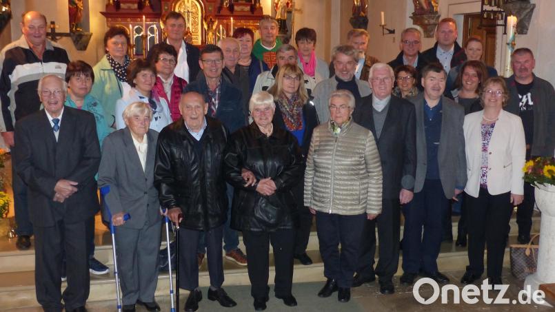 Die Jubelpaare und die am längsten verheirateten Paare Karl und Berta Kern aus Wittschau, Georg und Klara Pausch sowie Anneliese und Josef Winter aus Leuchtenberg (vorne von links) feierten mit Pfarrer Adam Nieciecki (hinten Mitte) zuerst in der Kirche und dann im Pfarrheim weiter. Bild: sl