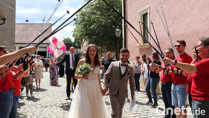 Jasmin und Maximilian Hammermann schreiten durch das Spalier. Bild: myd