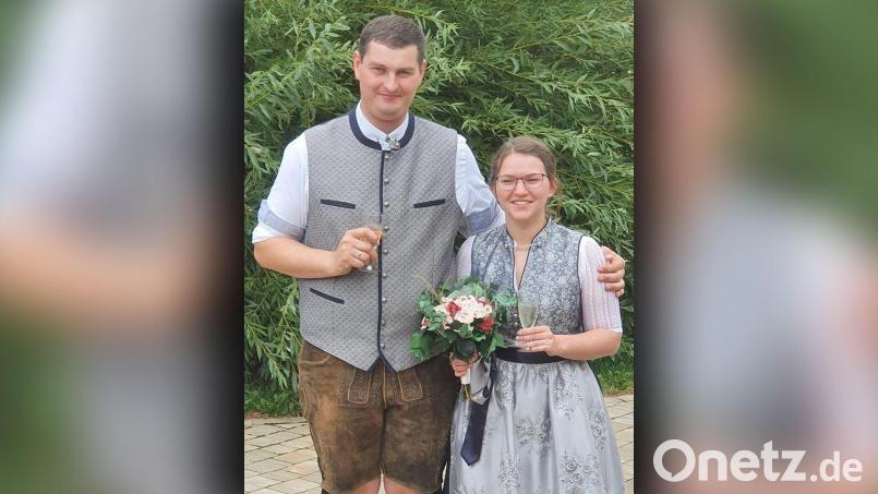 Nach der standesamtlichen Trauung stoßen Julia und Andreas Lehner auf einen gemeinsamen Lebensweg an. Bild: lgc