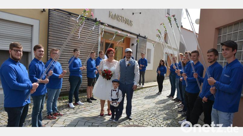 Mit einem Ehrenspalier gratulierten 15 Auszubildende aus dem Hause Schott ihren Kollegen zur Hochzeit. Die Überraschung für Alexandra Bergmann und Ronny Schwarz war gelungen. Mit im Bild der gemeinsame dreijährige Sohn Elias. Künftig trägt das Paar den Namen Schwarz. Bild: jr