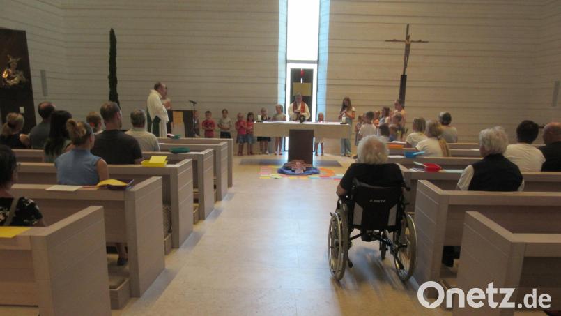 Im Exerzitienhaus Johannistahl werden die Kinder gesegnet. Bild: Kerstin Hasenfürter/exb