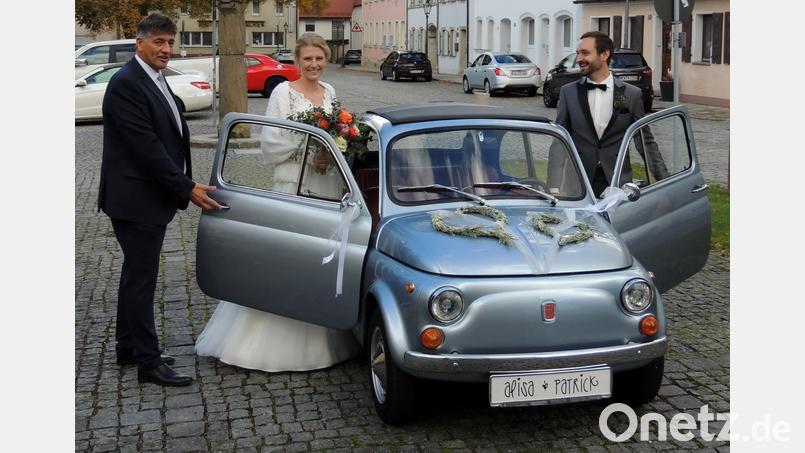 Mit dem Fiat-Oldtimer schickte Bürgermeister Edgar Knobloch das Brautpaar Alisa Reiter und Patrick Strobel vom Standesamt im Rathaus zur kirchlichen Trauung in die Friedenskirche. Bild: mor