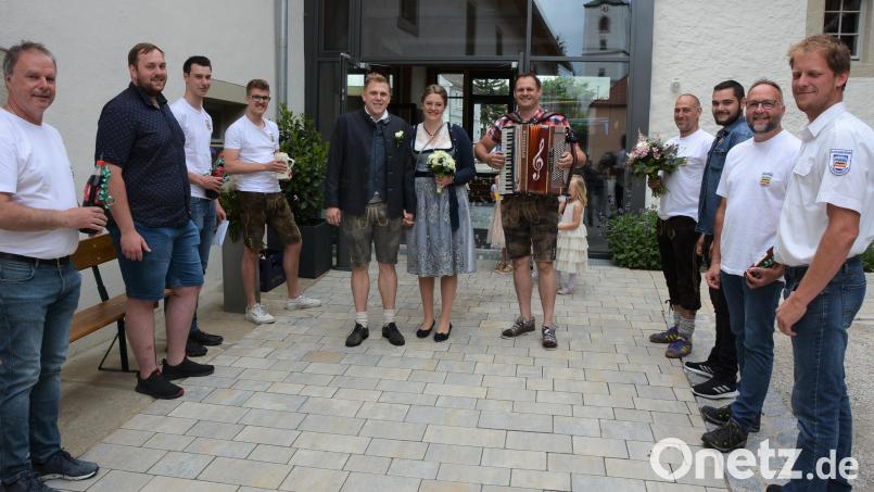 Julia Bassek und Florian Schaumberger schlossen am Samstagmittag im sanierten Schafferhof den Bund fürs Leben. Erwartet wurde das junge Paar im Anschluss von Mitgliedern der Burschenvereine Konnersreuth und Lorenzreuth sowie von Musiker Simon Strohmaier. Bild: jr