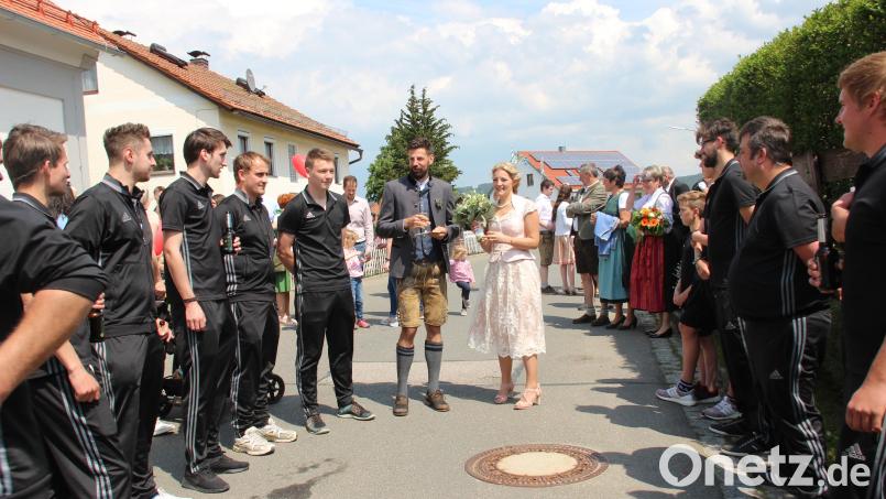 Nach der Trauung von Kerstin Krämer und Benedikt Hutzler standen auch die Fußballer des TSV Winklarn Spalier. Bild: exb