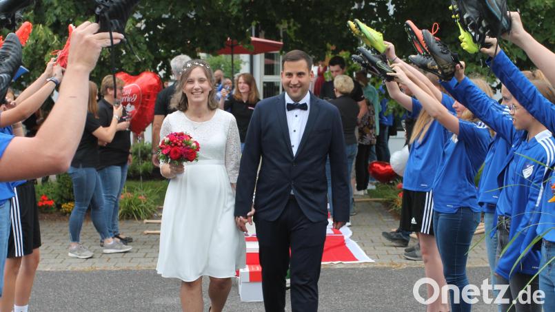 Jeannine und Tobias strahlen und genießen die Glückwünsche zur Hochzeit. Bild: pi