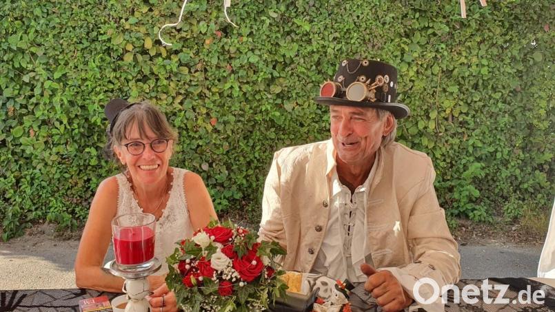 Das frisch vermählte Brautpaar Marion Rödl und Uwe Buchwald; beide sind eingefleischte Dauercamper auf dem Areal in Schnaittenbach. Bild: Stephanie Hottner/exb