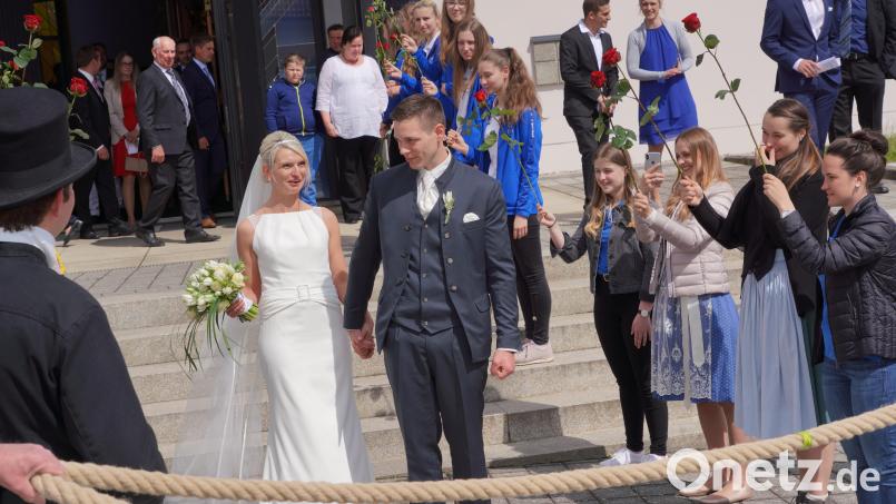 Das Brautpaar nach der Trauung Bild: fvo