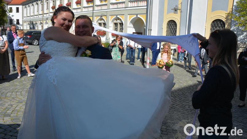Roman Pritzl trug seine Frau Tanja nach der Trauung in der Basilika auf Händen durch ein ausgeschnittenes Herz. Bild: jr
