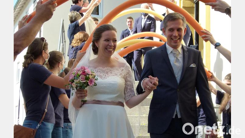 Katharina Kurz, geborene Greger, aus Schwarzenfeld und Christopher Kurz aus Schwarzenfeld haben sich das Ja-Wort gegeben. Bild: Christine Warta/exb